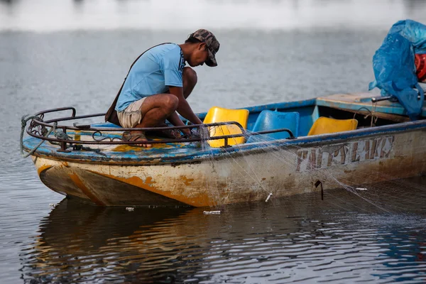 Pescador local en Rhi Lake, Myanmar —  Fotos de Stock