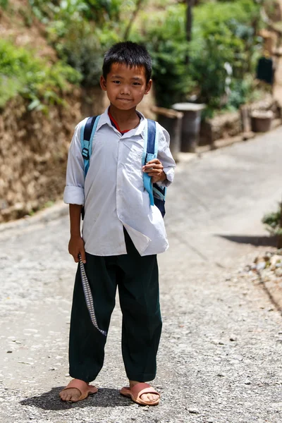 ミャンマーのファラムにあるかわいいビルマの学校の子供 — ストック写真