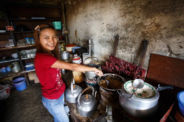Niña cocinando comida birmana en Falam, Myanmar — Foto de Stock