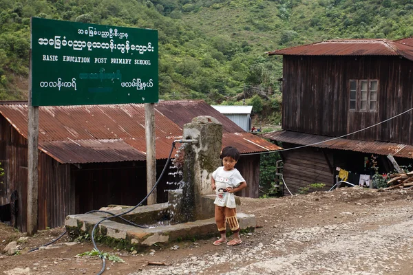 Enfant local dans l'État de Chin, Myanmar — Photo