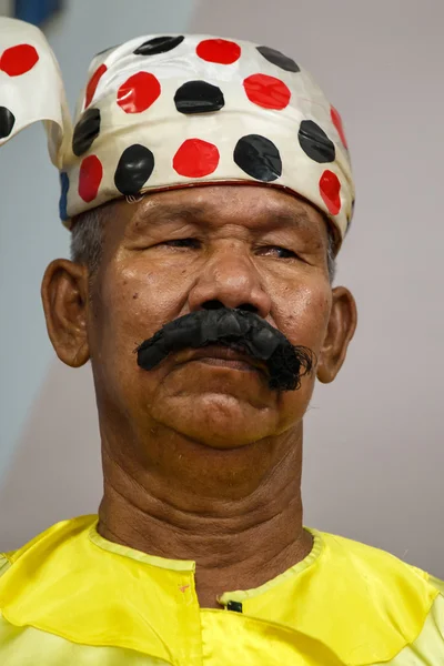 Irmão bigode realizando show de comédia — Fotografia de Stock