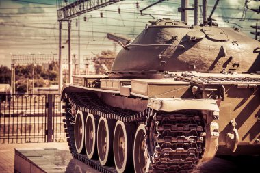 Arka planda telleri ile tank içinde hareket. Savaş ve conf kavramı