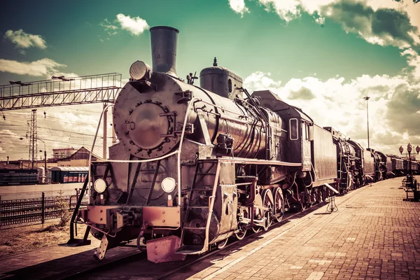 Vieja locomotora de vapor, tren vintage . Imagen de archivo