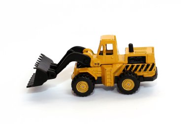 Beyaz arka plan üzerinde izole sarı traktör