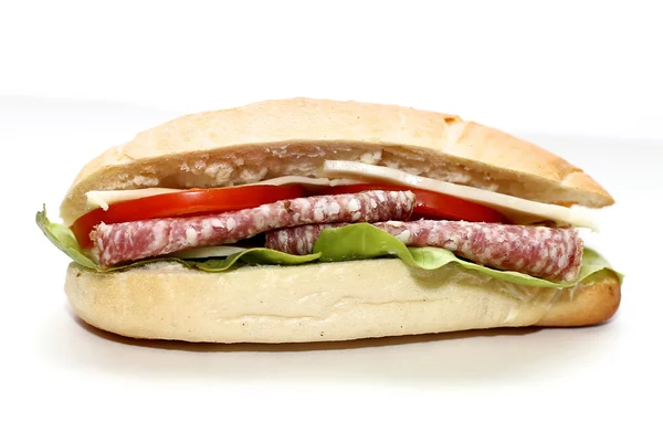 Salami smörgås på vit bakgrund. — Stockfoto