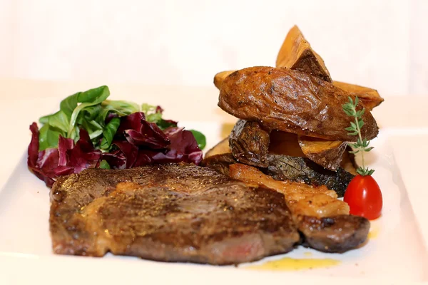 Scena di primo piano con carne di maiale e patate — Foto Stock