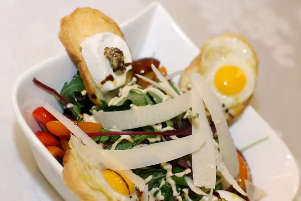 Salada italiana na mesa no restaurante — Fotografia de Stock
