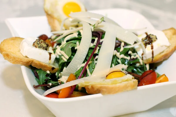 Ensalada fresca en tazón blanco — Foto de Stock