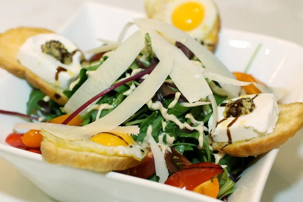 Cena de close-up com salada mediterrânea em prato branco — Fotografia de Stock