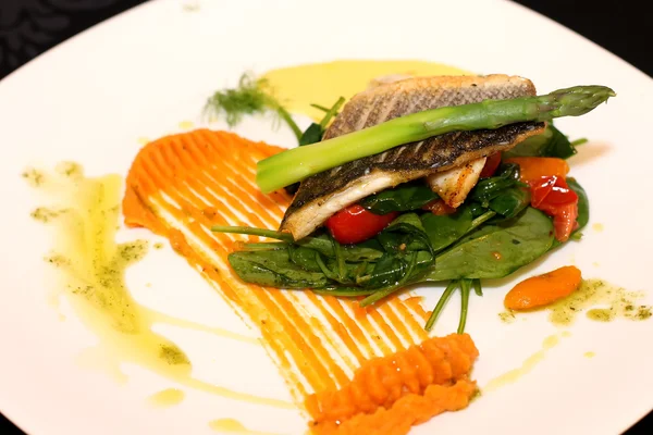 Pesce bianco con asparagi, spinaci e crema di carote — Foto Stock