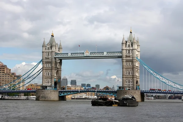 曇りの日のロンドン ・ ブリッジ — ストック写真