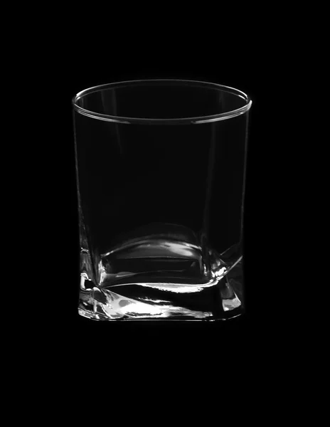 在黑色背景上的透明杯 — 图库照片