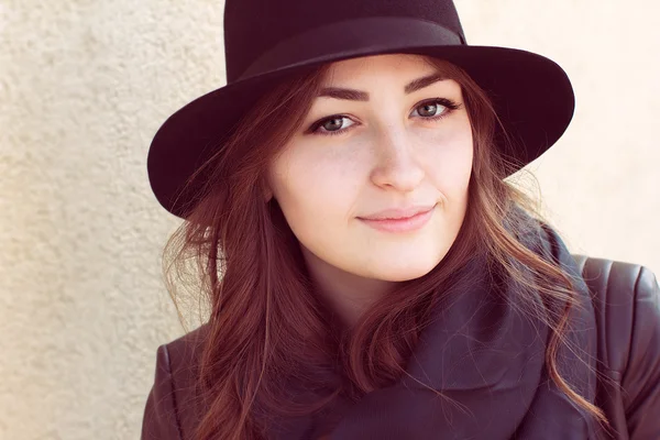 Retrato de una chica con ojos verdes y pelo foxy en un sombrero negro — Foto de Stock