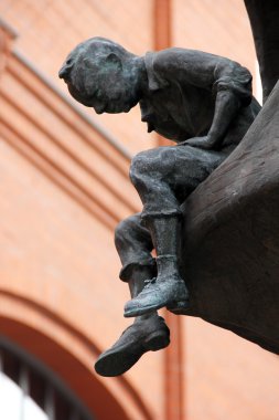 demir anıt aşağı görünüyor oturan çocuğun