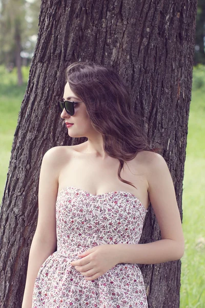 Kız sundress ve güneş gözlüğü bir yana görünüyor — Stok fotoğraf