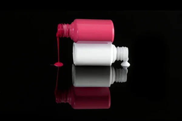 Herausfließender Nagellack in rosa und weißer Farbe — Stockfoto