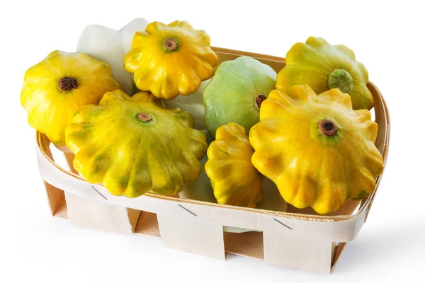 Calabazas pattypan multicolor en una cesta de mimbre de madera — Foto de Stock