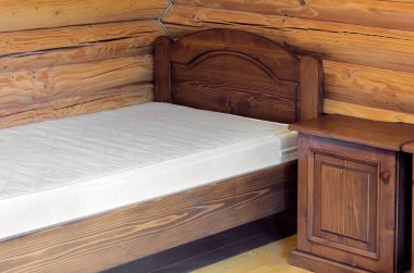 bir yatak ve bir komidin ahşap bir performans Oda