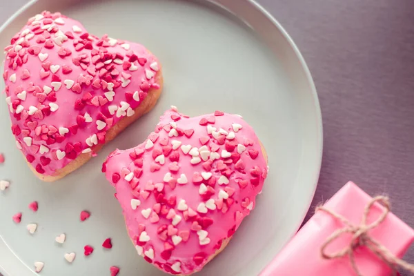 Γλυκό Σχήμα Καρδιάς Ντόνατς Και Δώρο — Φωτογραφία Αρχείου