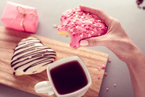 Kahveli tatlı kalp şeklinde donut.