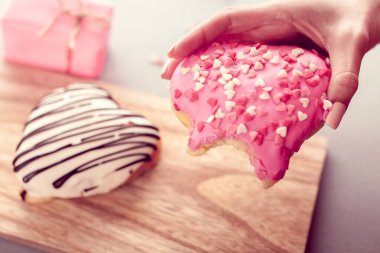 Tatlı kalp şeklinde bir donut.