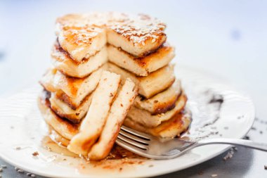 Arkaplandaki gözlemelerin üzerinde leziz bir krep parçaları.