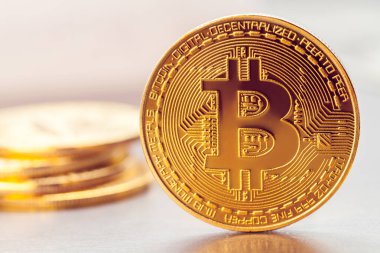Diğer bitcoin yığınlarının arka planında altın bitcoin