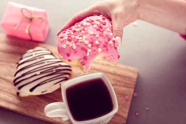 Kahveli tatlı kalp şeklinde donut.