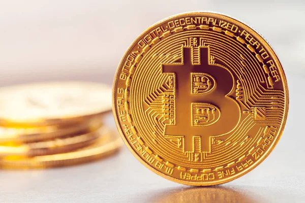 Gouden Bitcoin Achtergrond Van Een Hoop Andere Bitcoins — Stockfoto