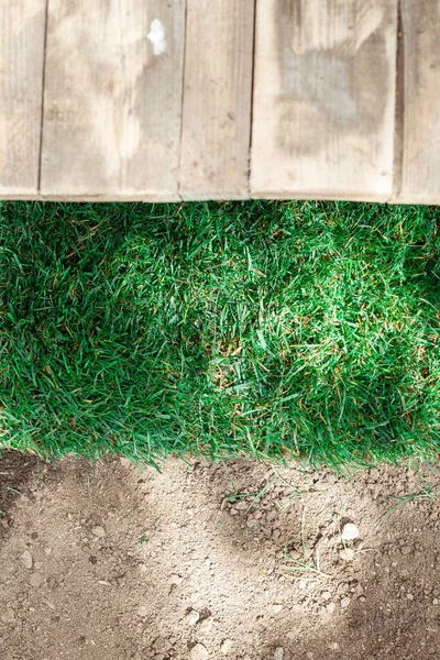 Houten Dais Met Groen Gras Aarde Als Achtergrond — Stockfoto