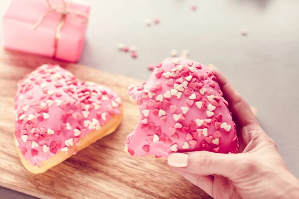 Zoete Hartvormige Donut Een Hand — Stockfoto