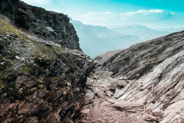 Mavi gökyüzüne karşı kayalık dağlar