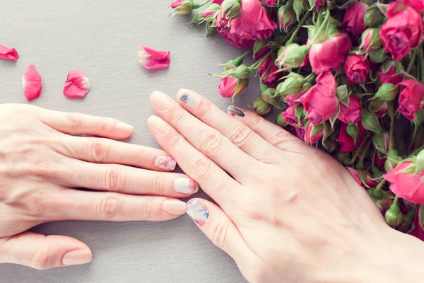 Cuidado Piel Las Manos Hermosas Femeninas Con Manicura Artística Uñas — Foto de Stock