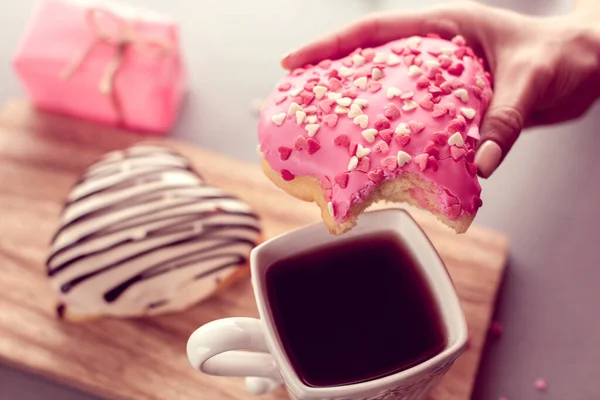 Sød Hjerteformet Donut Hånd Med Kaffe - Stock-foto