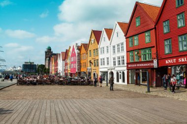 Norveç, Bergen - 25 Ağustos 2019: Rıhtımdan Bergen şehrine renkli ahşap evlerle bakın