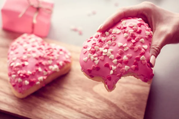 Dulce Donut Forma Corazón Una Mano —  Fotos de Stock