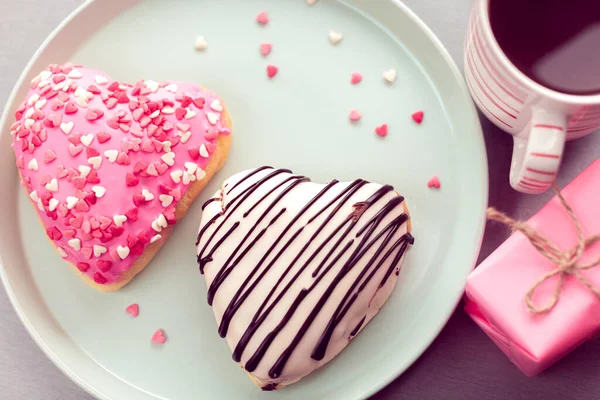 Rosquillas Forma Corazón Dulce Con Café —  Fotos de Stock