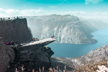 Trolltunga, Norveç 'in Vestland ilinde yer alan Ringedalsvatnet Gölü' nün kuzeyinde 26 Ağustos 2019 tarihli bir kaya oluşumudur.