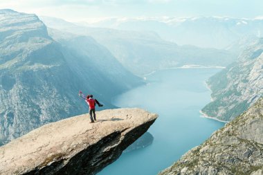 Norveç 'te trolltunga' da dans eden bir çift genç.