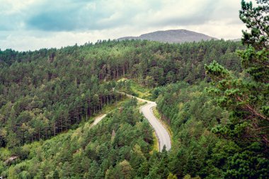 Norveç dağlarında asfalt yol yüksektir