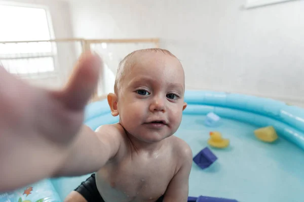 Νήπιο Παίρνει Μια Selfie Στην Πισίνα Στο Διαμέρισμα — Φωτογραφία Αρχείου