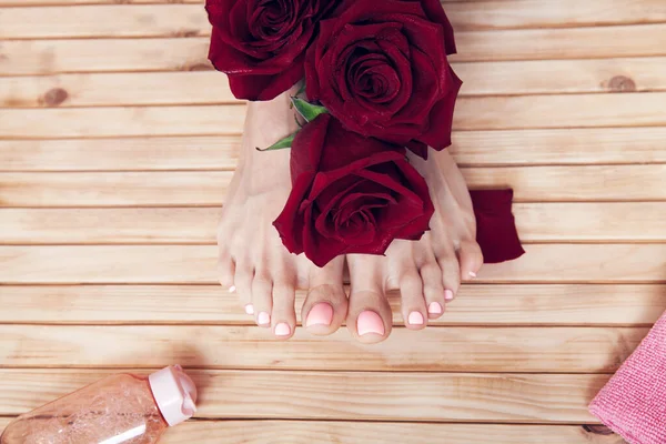 Spa Cuidado Piel Una Belleza Pies Femeninos Con Rosas Rojas — Foto de Stock