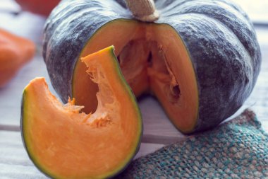 Ahşap bir arka plan üzerinde yeşil kabak Dilim