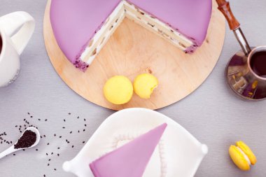 Frenk üzümlü mus keki ve bisküvi ile sarı badem kurabiyesi ve kahve.