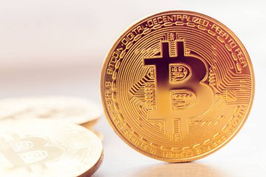 Diğer bitcoin yığınlarının arka planında altın bitcoin