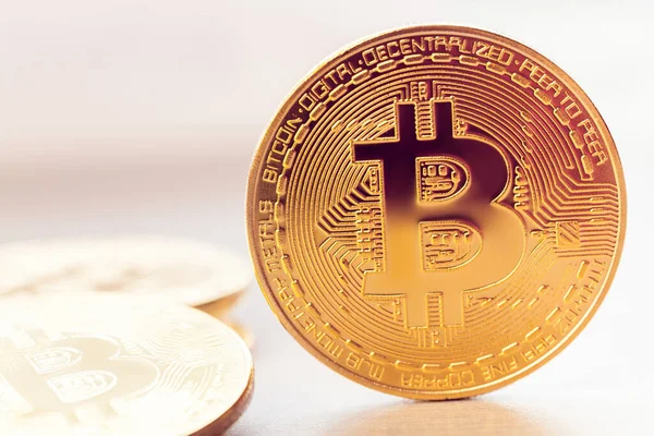 Gouden Bitcoin Achtergrond Van Een Hoop Andere Bitcoins — Stockfoto