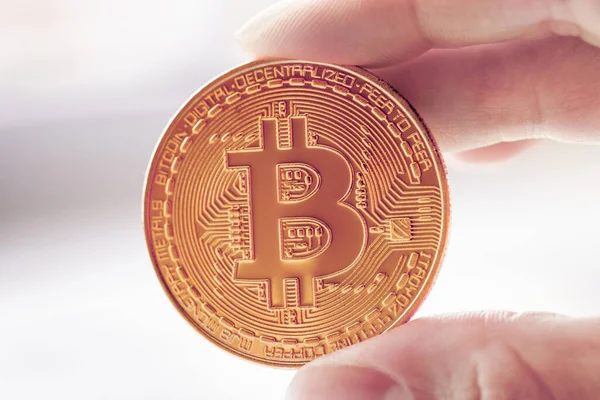 Goud Bitcoin Een Hand — Stockfoto