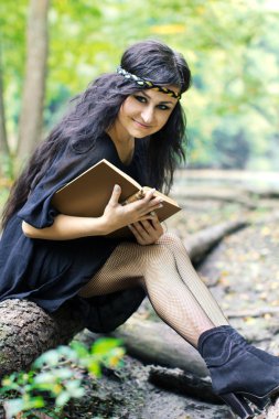 Ormanda kitap okuyan kız.