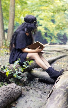 kitap okumak kız döndü