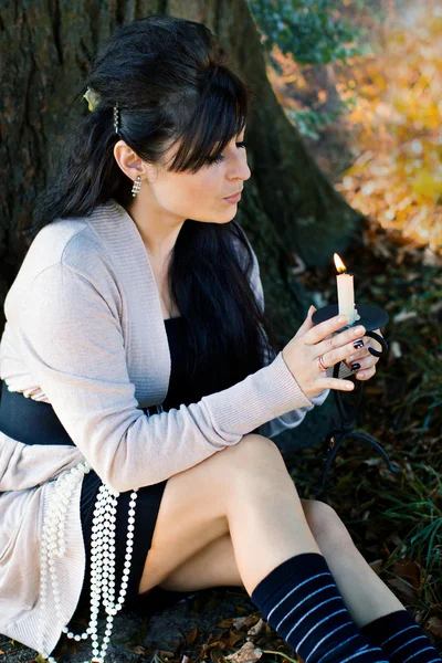 Девушка задувает свечу — стоковое фото